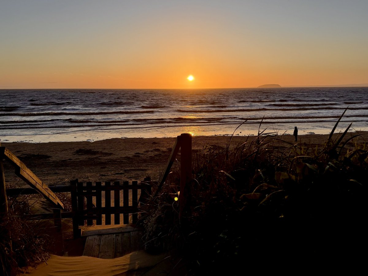 carmelwake's tweet photo. Stunning Somerset sunset tonight https://t.co/4Hgh7G5EJW