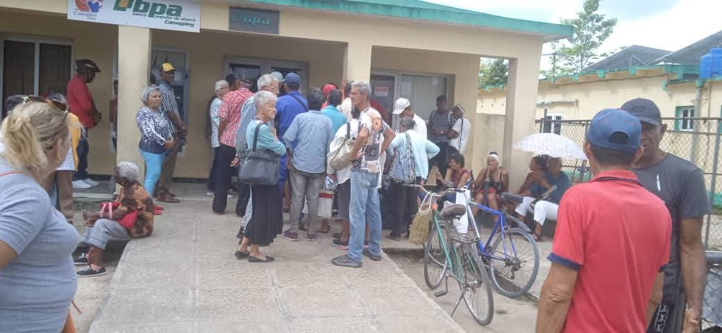 BancoCentralCub's tweet photo. 📍 Pensionados cubanos: pueden confiar. El @BancoCentralCuba y la red de bancarios del país garantizan pagos seguros, a tiempo y con facilidades.
👇
https://t.co/QX2qpnwl93 https://t.co/Ws6TqBzXrA