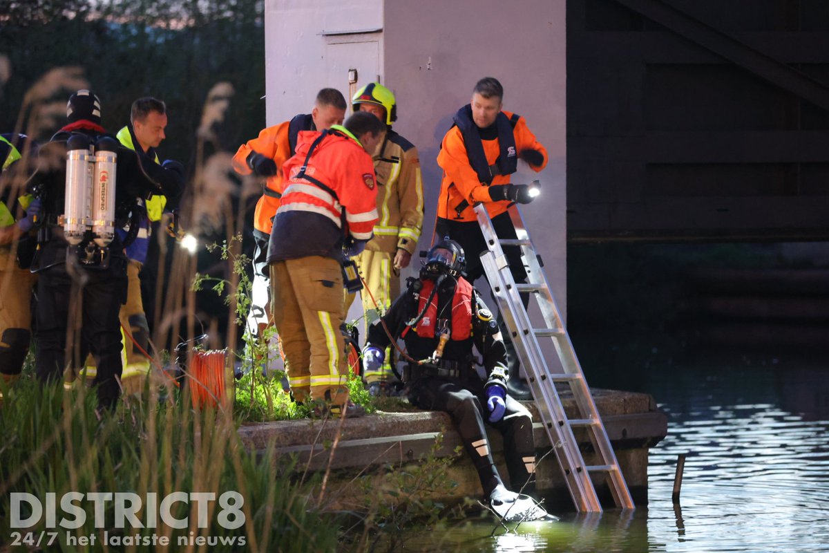 Voertuig van de dijk geraakt en te water in Maasdijk