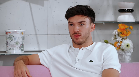 🔵 Pierre Gasly partage son point de vue sur la gestion de sa vie privée avec sa femme Kika !

"C’est quelque chose qui reste toujours difficile, parce qu’on pourrait très bien se dire qu’il n’y a rien du tout et que cela reste personnel. 

De mon côté, je suis quelqu’un d’assez