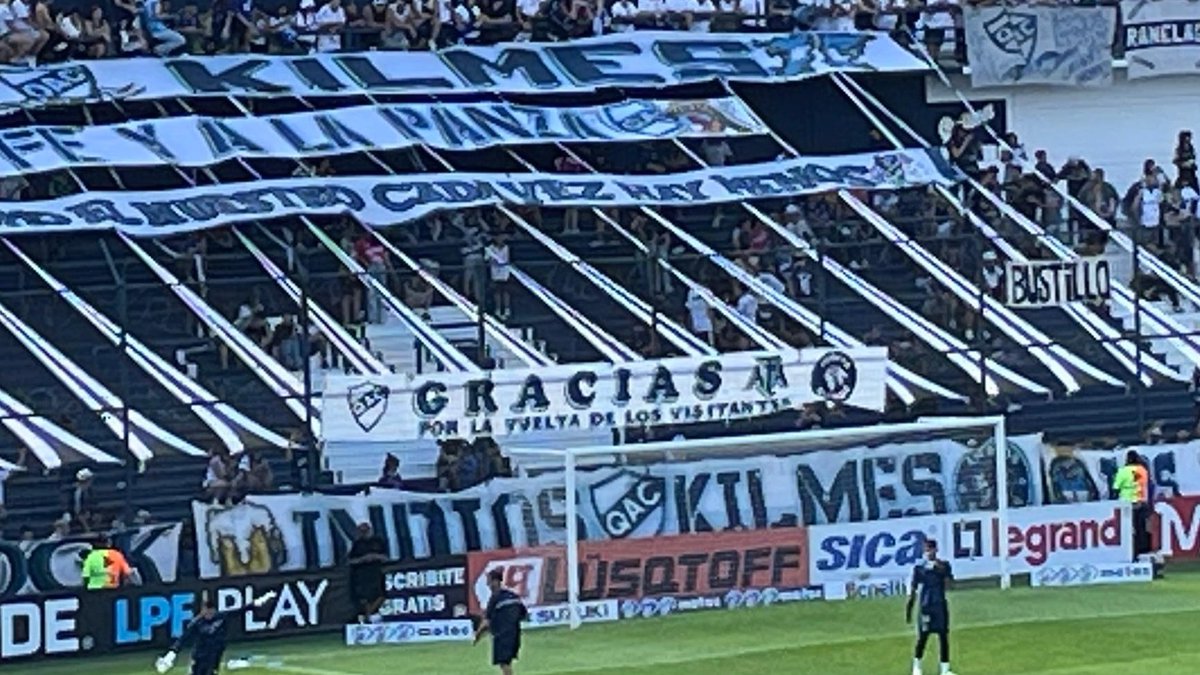 okdobleamarilla's tweet image. 🚨#AHORA | "Gracias #AFA por la vuelta de los visitantes": la bandera que colgaron los hinchas de #Quilmes

📌Sucedió en la previa al partido ante #Chicago que se disputa con ambos públicos

📌Este encuentro es la primera prueba piloto para el retorno del público visitante en el