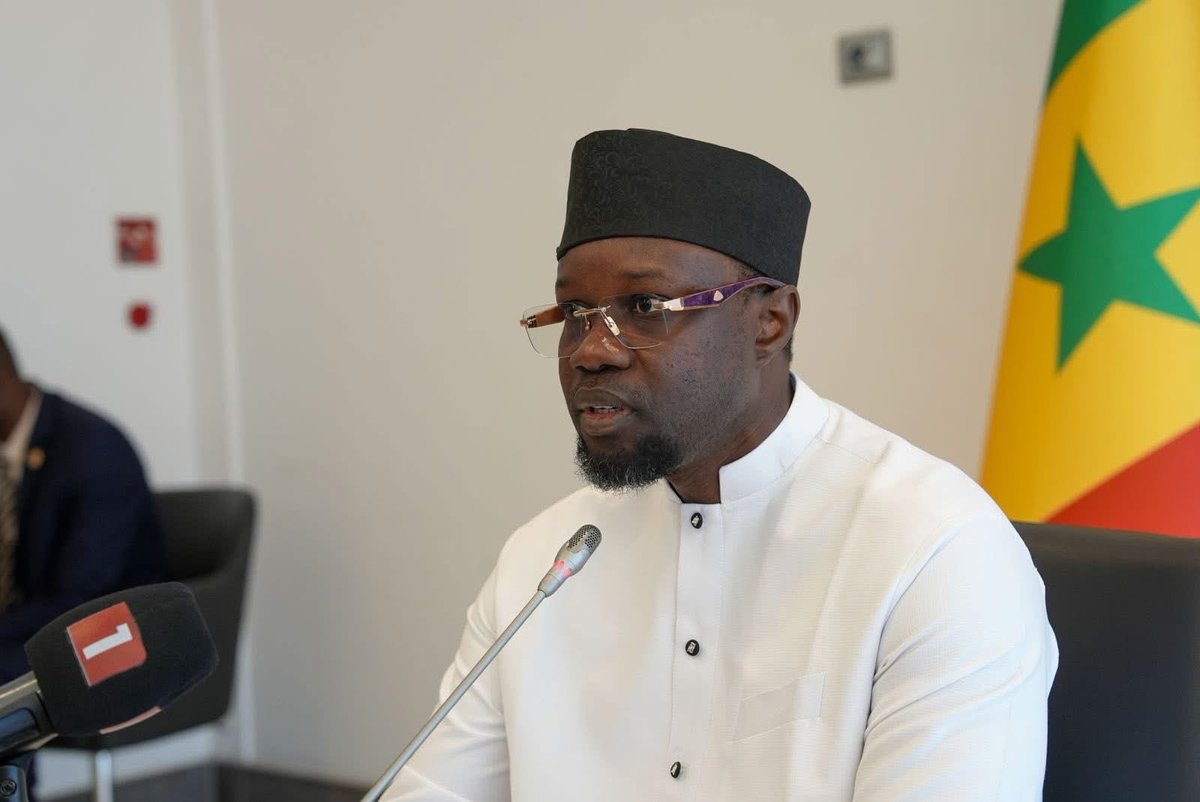 saheliens's tweet photo. #Sénégal 🇸🇳 : Éducation au Sénégal : après des mois de tensions, le G7 met fin à son mouvement et scelle un accord avec le Premier ministre
Le G7, plateforme regroupant les principaux syndicats d’enseignants du Sénégal (#CUSEMS, #SAEMSS, #SELS, #UDEN, #SNELAS/FC, #SIENS et autres), a officiellement suspendu son mouvement de lutte.
Cette décision fait suite à la signature, le 16 avril 2026 à la Primature, d’un protocole d’accord avec le gouvernement.
La cérémonie était présidée par le Premier ministre Ousmane Sonko, qui a réaffirmé l’engagement de l’exécutif à respecter intégralement les termes de l’accord et à satisfaire toutes les revendications réalisables des enseignants.
Le protocole met fin à la crise scolaire qui perturbait le secteur éducatif depuis plusieurs mois et vise à rétablir une paix sociale durable pour garantir la continuité des enseignements.
Le gouvernement et le G7 ont convenu de poursuivre le dialogue sur les points encore en suspens, notamment l’élargissement du périmètre du décret relatif aux décisionnaires du secteur et la défiscalisation des rappels de salaires.