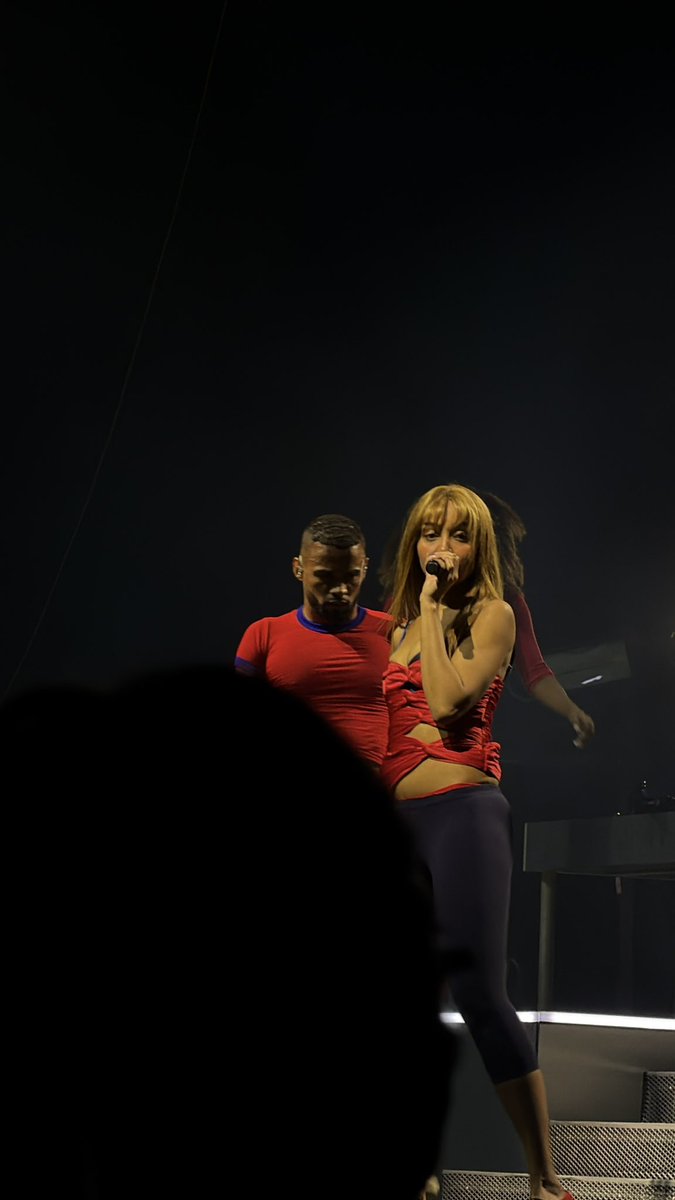 Life update: i saw the queen of england last tuesday 🩷