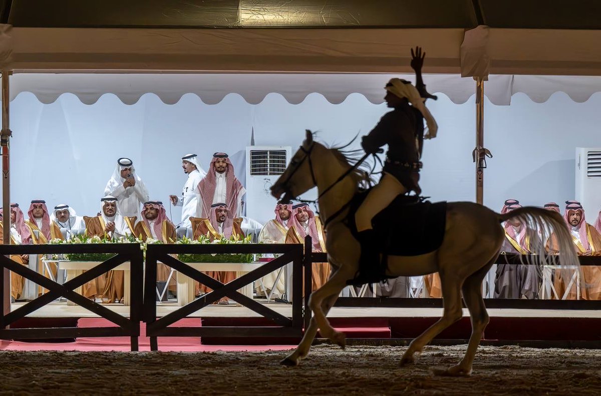 EmarahAlQassim's tweet photo. اكد سموه أهمية استمرار تنظيم مثل هذه البطولات النوعية التي تعزز حضور رياضة الفروسية، وتدعم ملاك الخيل..

سمو #أمير_منطقة_القصيم: أشكر وأثني على القائمين والمنظمين لهذه البطولة، وعلى رأسهم مركز الملك عبدالعزيز للخيل العربية، وكافة الجهات المشاركة والداعمة، لما بذلوه من جهود متميزة أسهمت في نجاح هذا الحدث وإظهاره بالصورة المشرفة.