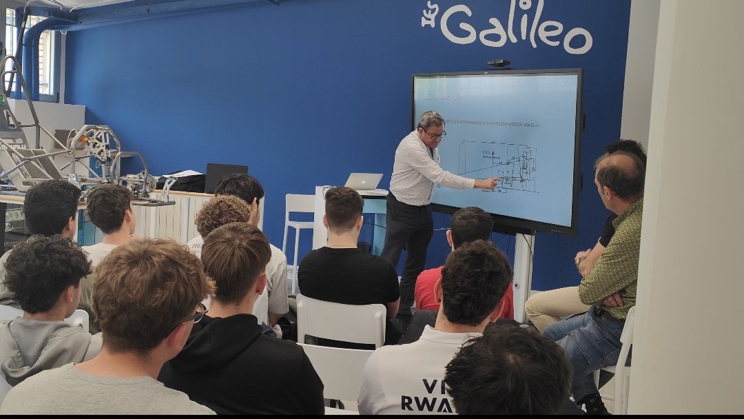 IESGalileo's tweet photo. 👨‍💻Jornadas Técnicas del V26 en el @IESGalileo 

Charla formativa del ingeniero Javier Redondo de REVAL, al alumnado de Electromecánica y Carrocería, sobre las novedades técnicas del V26: nuevo chasis, nueva suspensión y nuevos retos técnicos💪

#Euskelec #Tknika #FPEuskadi #FP https://t.co/6JgsZNq3hw