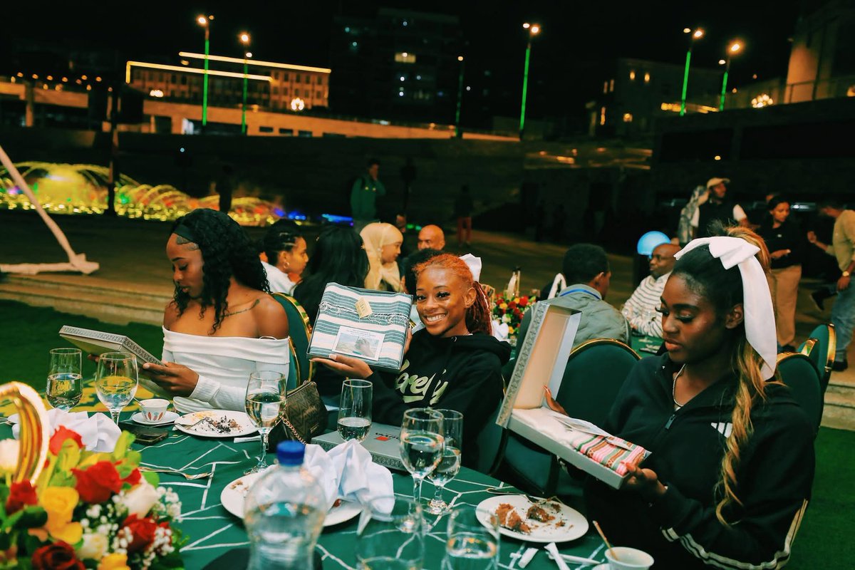 AdanechAbiebie's tweet image. ማምሻውን በመዲናችን አዲስ አበባ ለመጀመሪያ ጊዜ በታላቅ ድምቀት በተከናወነው ዓለም አቀፉ የግራንድ ፕሪክስ ውድድር ላይ ለተሳተፉ ኮከብ አትሌቶች እና የአትሌቲክስ አመራሮች፤ በውቧ አራዳ ፓርክ በነፋሻማ አየር የታጀበ ልዩ የእራት ፕሮግራም