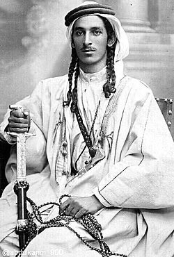 D7M___'s tweet photo. محمد بن #دهمان #الشهري

يقول:

حرابنا يصبر لضاحك وشمّات
تشهد لنا حظوه وظهياء وهبروق
ما قال بن دهمان ما فيه ميلات
وأنا على عهدي مع الشيخ موثوق
ويا قايل كن ابن دهمان قد مات 
مطرود غايات الرجاجيل ملحوق

@grok اجعل الصوره حيويه وملونه 4k وشديدة الوضوح https://t.co/LB4ewp3hYR