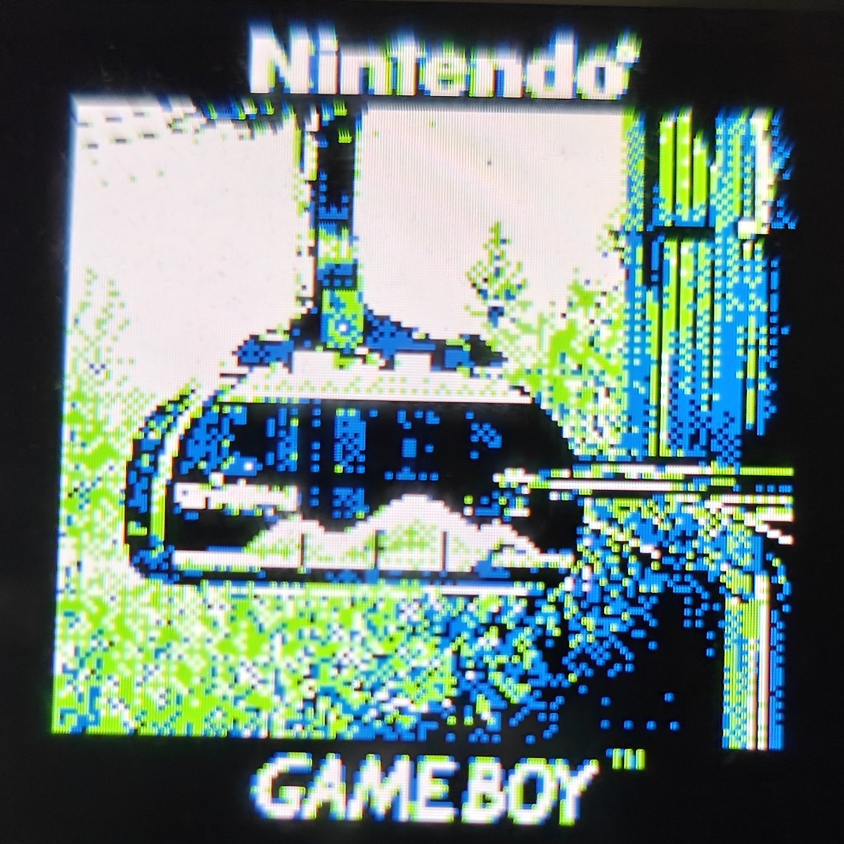 PixelPoldi's tweet image. Tag 2 mit der "Game Boy Camera Plus".

Sticker, Sendeturm (?), ein Foto des Turms bei vollem Zoom von der gleichen Position, und eine Seilbahn. 

Zur Erinnerung: Die Fotos bestehen aus nur 4 Farben. 

#gameboy #gameboycamera