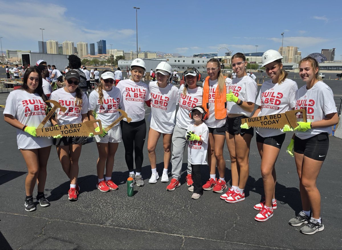 UNLVWTennis's tweet photo. Making our mark on the courts and in the Las Vegas community. #BuildABed
@SHPbeds #BEaREBEL https://t.co/BFQYV0pPJ9