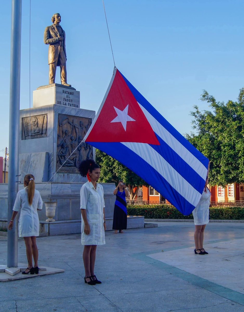 Con la tradicional ceremonia de las banderas en la Plaza de la Revolución de Bayamo, se recordó este sábado el aniversario 207 del natalicio de Carlos Manuel de Céspedes, el Padre de la Patria, con la presencia de <a href="/BarceloOrt92635/">Yudelkis Ortiz Barceló</a> , 1ra Sec del PCC en la provincia.