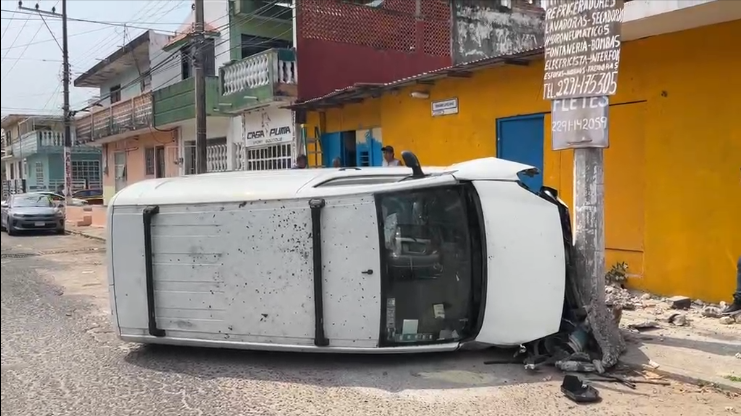 ELPINERO's tweet image. #FOTOREPORTE 📸 |  Veracruz: Fuerte accidente se registra en el municipio de Boca del Río, sobre la avenida Fernando López Arias, a un costado del CBT 79, donde una camioneta que presuntamente circulaba a exceso de velocidad terminó impactándose contra otra unidad y un poste,