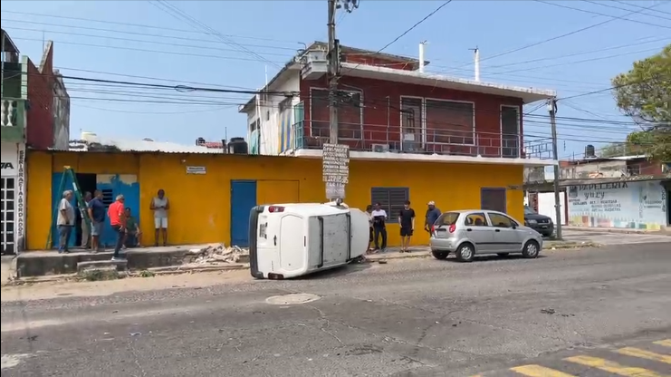 ELPINERO's tweet image. #FOTOREPORTE 📸 |  Veracruz: Fuerte accidente se registra en el municipio de Boca del Río, sobre la avenida Fernando López Arias, a un costado del CBT 79, donde una camioneta que presuntamente circulaba a exceso de velocidad terminó impactándose contra otra unidad y un poste,