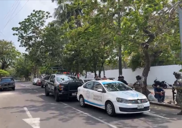 ELPINERO's tweet image. #FOTOREPORTE 📸 |  Veracruz: Fuerte accidente se registra en el municipio de Boca del Río, sobre la avenida Fernando López Arias, a un costado del CBT 79, donde una camioneta que presuntamente circulaba a exceso de velocidad terminó impactándose contra otra unidad y un poste,