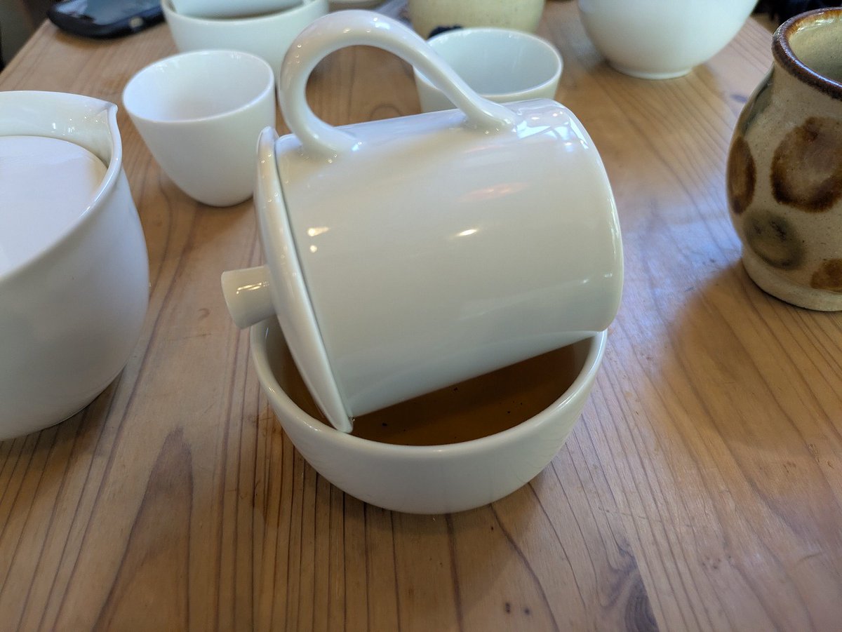 simotoma's tweet photo. 池澤春菜さんの新著『光雨往来』にちなんだお茶会、最高でした。高級評茶員の春菜さんが目の前で台湾茶を淹れてくれて、台湾スイーツと茶器のお持ち帰りまで！お茶への深い愛情がひしひしと伝わる、幸せな時間でした。
#池澤春菜 #光雨往来 #発酵デパートメント https://t.co/d1gZfwVZEj