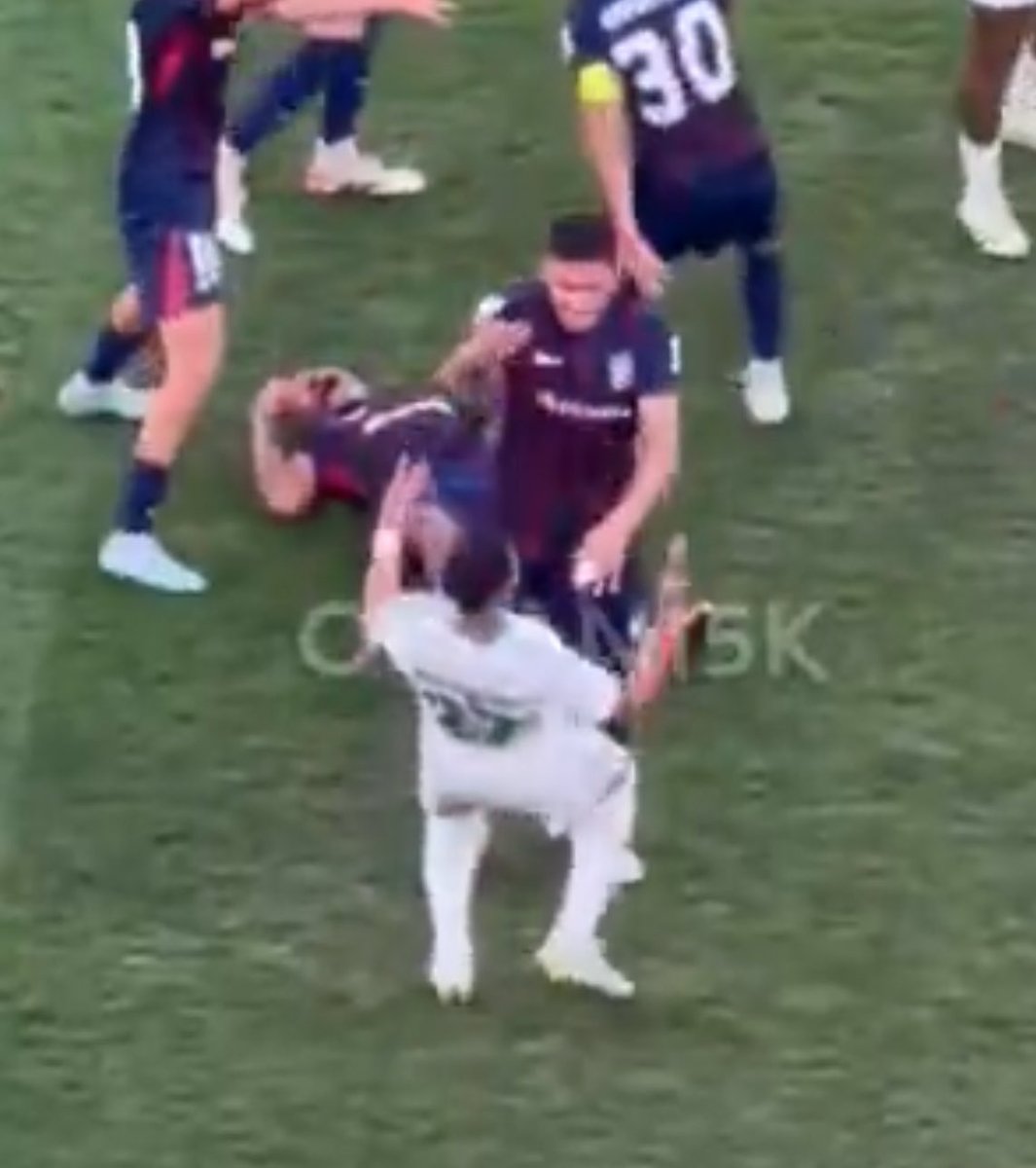 BarelyLegalHC tweet media