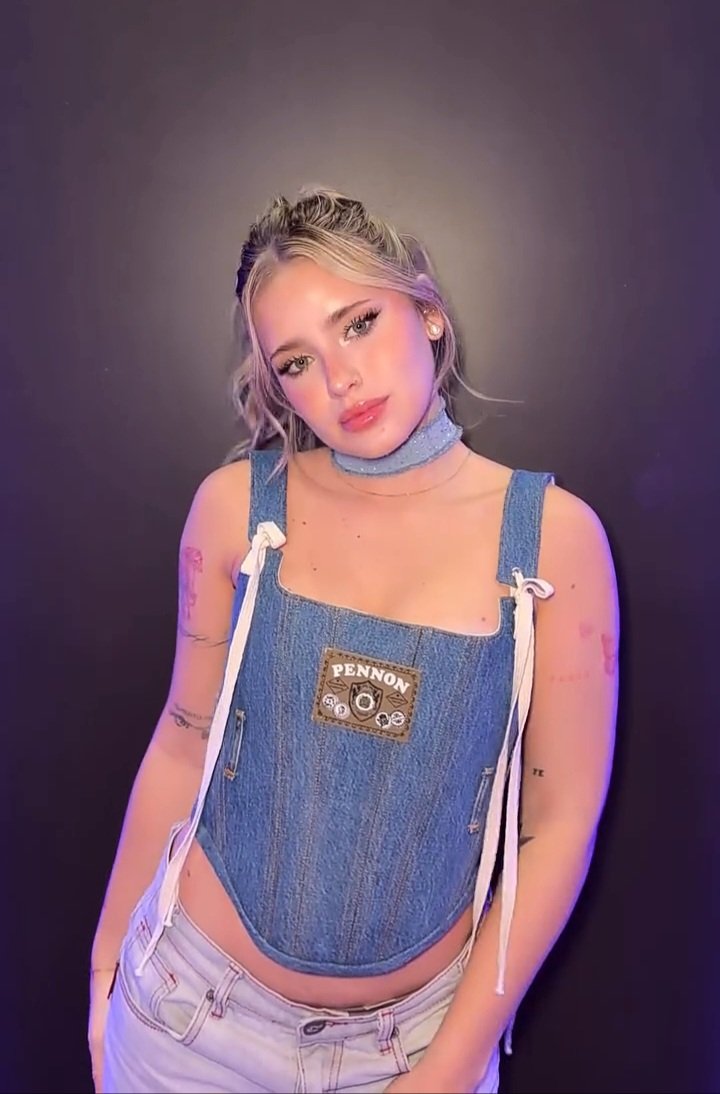 FELIZ CUMPLE para esta hermosa personita!! 🎂 ❣️
Q este nuevo año q está llegando a tu vida, este lleno de oportunidades para crecer, aprender, brillar y sobretodo ser feliz.
Que cada día te acerque más a tus sueños y q no pierdas nunca tu esencia q es lo q te hace ser única ✨️