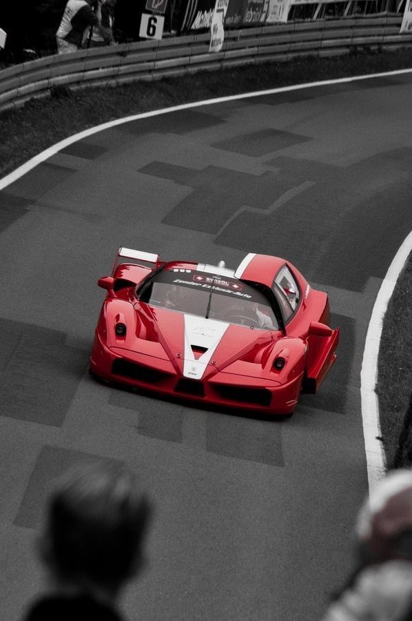 Retromania4ever's tweet image. ✅⬜🟥 #Ferrari FXX, a track-only high-performance car 
Engine: 6.3-liter V12 engine. 
Power: 800 hp (860 hp in the Evoluzione package). 
Performance: Capable of gear shifts in 80 milliseconds (60 ms in Evo package).