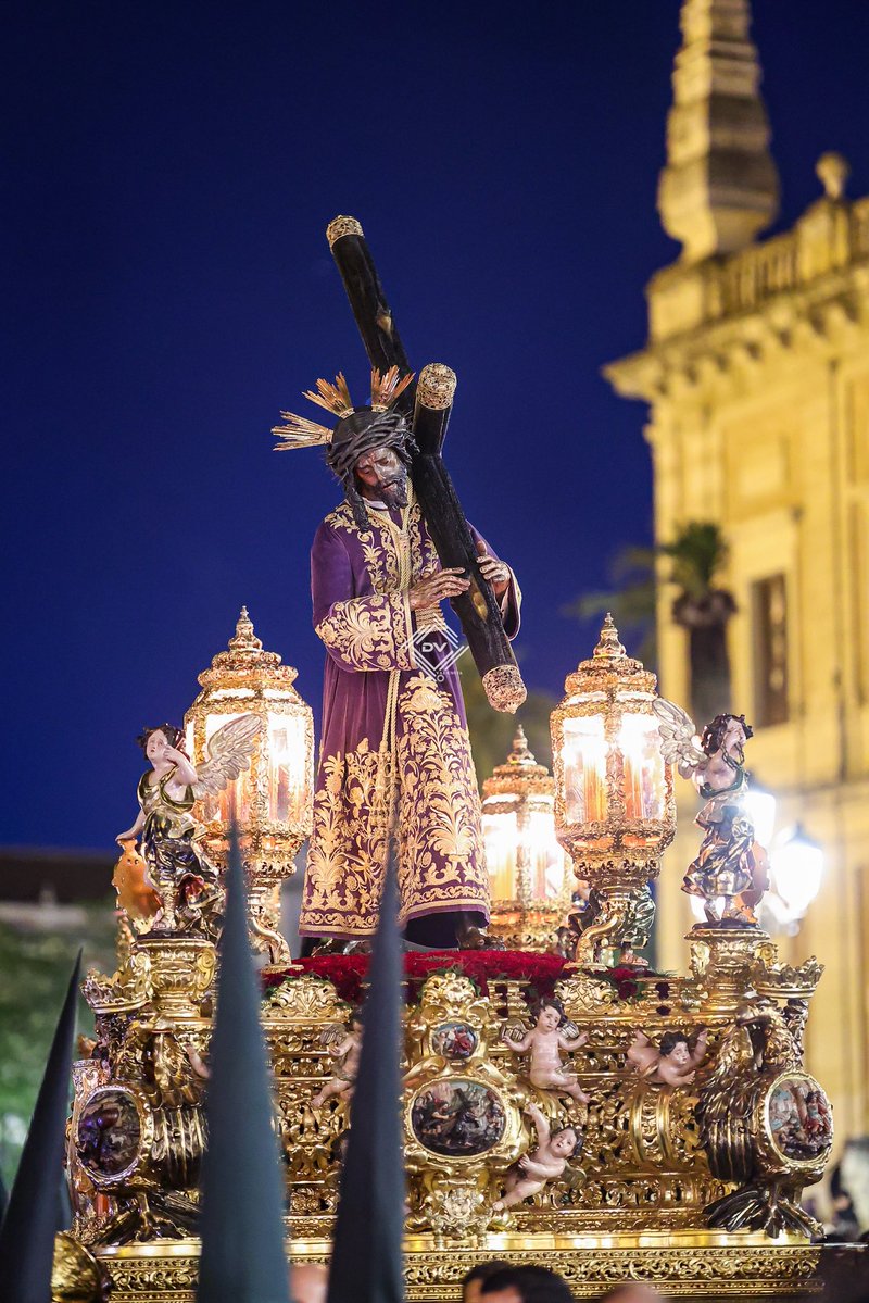 Busquemos las diferencias 

Mismo lugar,misma imagen

El señor debe de brillar vestido de Majestad 

#SSantaSevilla26