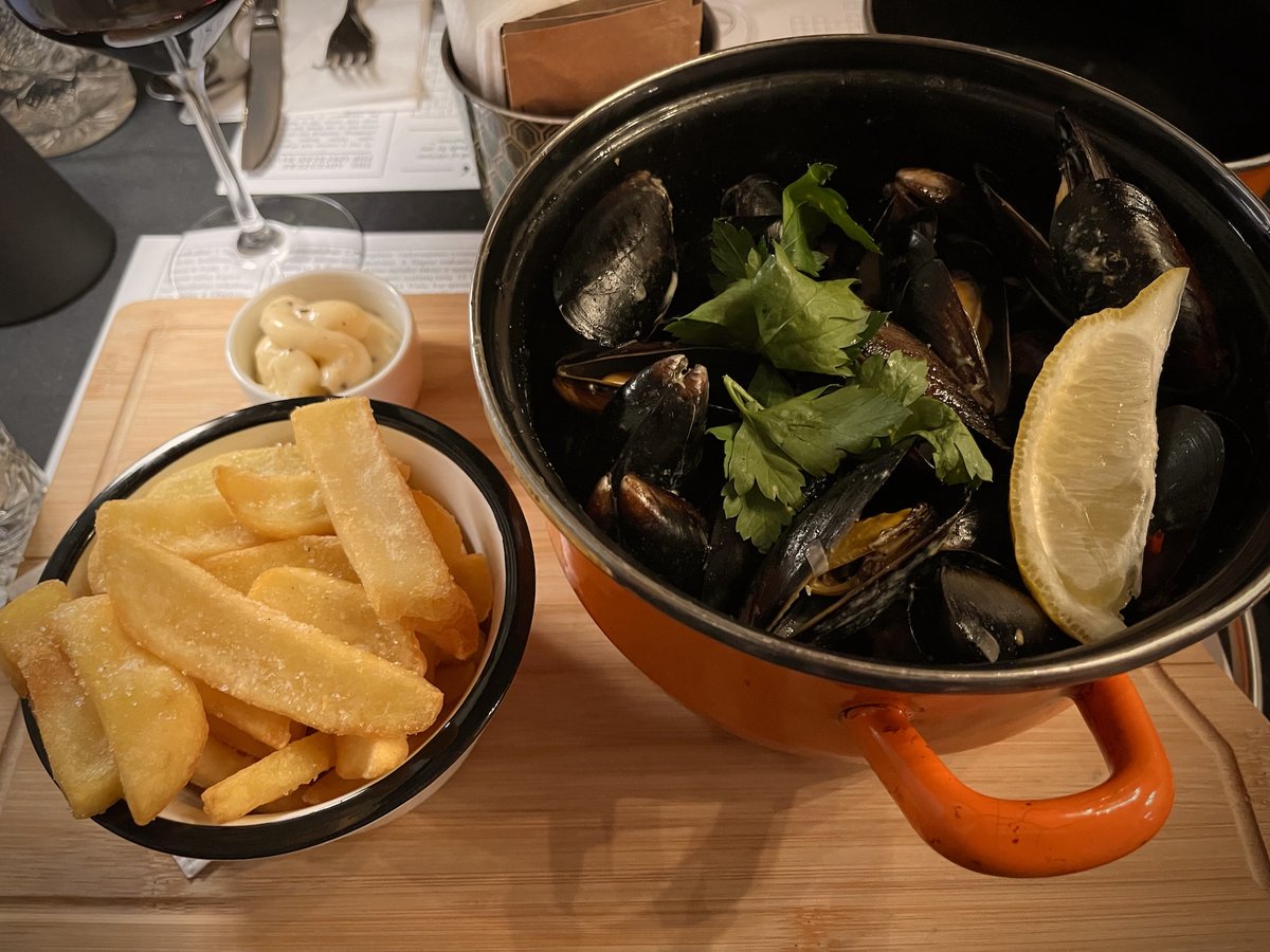 AntonyJohnston's tweet image. Exercising the little grey taste buds at Détective Restoranas in #Vilnius 🧠🔍