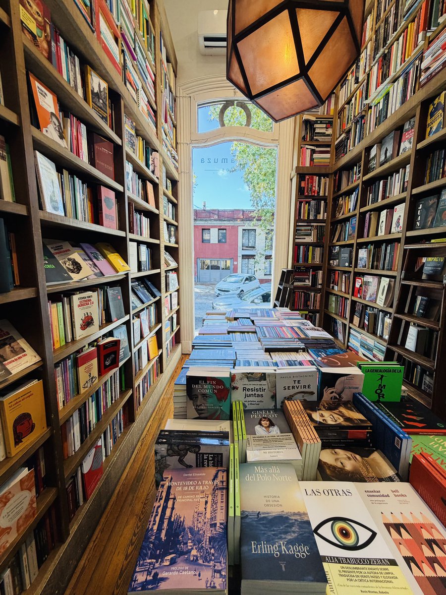 Nordica_Libros's tweet image. Recorriendo las calles de Montevideo disfrutamos de la visita a tres librerías hermosas y con un gran fondo editorial: @_Escaramuza , @pvlibreria y la apertura más reciente, la espectacular @Feltrinelli_ .

#librerias 
#bookshop 
#libreria 
#montevideo