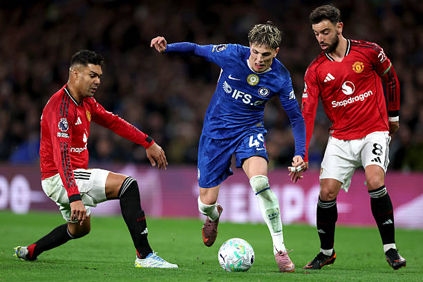 Alejandro Garnacho se convierte en el primer jugador de la historia en ser odiado por ambos bandos de aficionados en un mismo estadio en la Premier League.