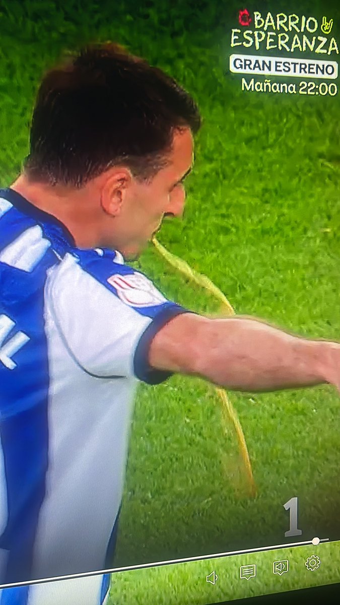 mirkobads's tweet photo. lo de que oyarzabal acabe de vomitar en pleno partido que es https://t.co/csJwuuyyr9