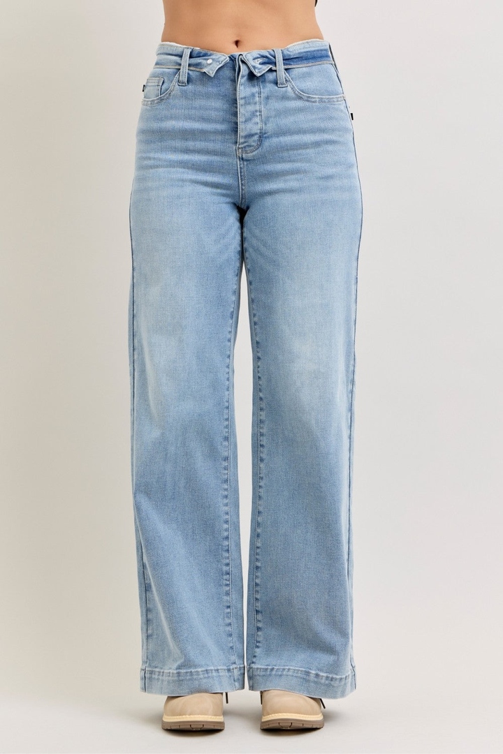 amomentofnow's tweet image. Judy Blue's Mid Rise Retro Wide Leg Jeans with fold-over waistband. Perfect for warm weather, light denim with sweeping silhouette—dress up or casual. Try: amomentofnow.com/products/judy-… #Retro Fashion #Wide Leg Jeans #Denim Style