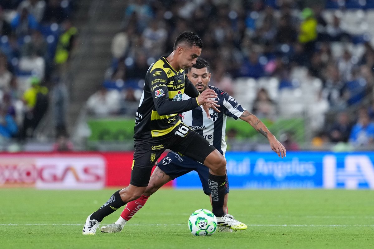 LigaBBVAMX's tweet photo. ⏱️ Comienza el complemento en Monterrey.

@Rayados 1-0 @Tuzos  Ⓜ️🤠🆚🦫💙

#LaLigaDeLaAfición | #ConMéxicoC26 | #J15 | #MTYPAC https://t.co/mSjeJzoEcf