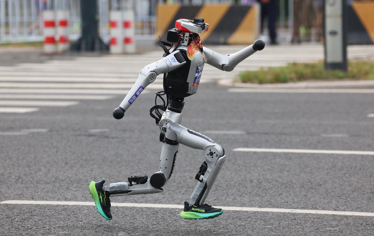 ChinaDaily's tweet image. #Humanoid robots hit the ground running in the #Beijing E-Town humanoid #robot half-marathon on Sunday, competing in both autonomous navigation and remote-controlled categories. #tech #ChinaPath