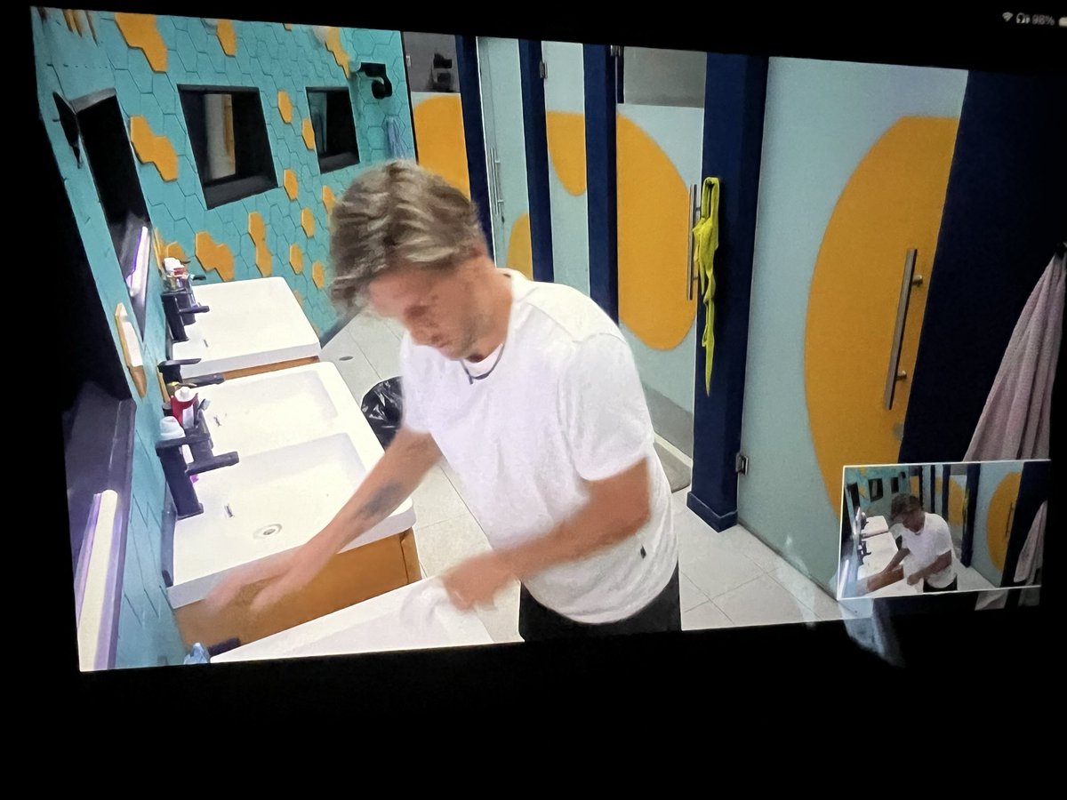 El ceniciento limpiando el baño para que no lo nominen 🤦🏻‍♀️🤦🏻‍♀️🤦🏻‍♀️ #LCDLF6