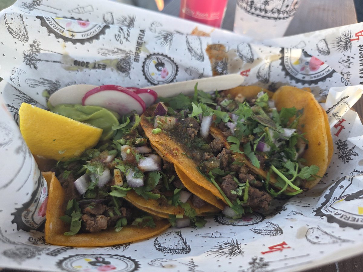 Peach redbull vodka with Coachella souvenir cup $40 (with tax and tip) &amp; taco platter $25
コーチェラ内インフレすぎて感覚麻痺する