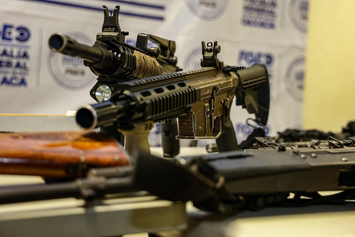 Tomas7J's tweet image. #Arsenal 
El arsenal utilizado para ejecutar al líder dl sindicato Confederación Joven Iván Tonás Luis Villaseca, y sus escoltas Felipe de Jesús alias La Parka y Erick La Flaca fue asegurado por @FISCALIA_GobOax en una casa de seguridad en Tlalixtac de Cabrera
#BuscanASicarios