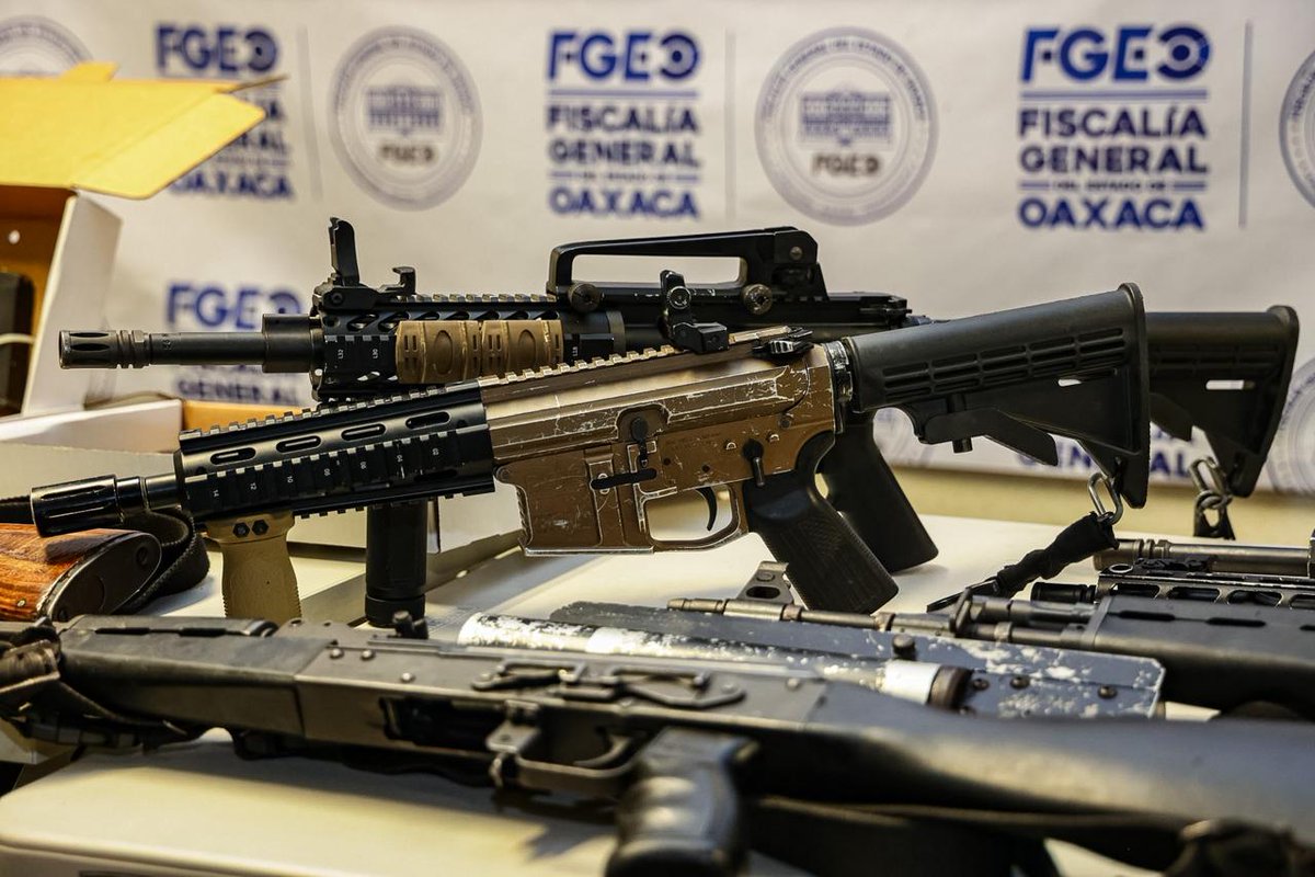 Tomas7J's tweet image. #Arsenal 
El arsenal utilizado para ejecutar al líder dl sindicato Confederación Joven Iván Tonás Luis Villaseca, y sus escoltas Felipe de Jesús alias La Parka y Erick La Flaca fue asegurado por @FISCALIA_GobOax en una casa de seguridad en Tlalixtac de Cabrera
#BuscanASicarios