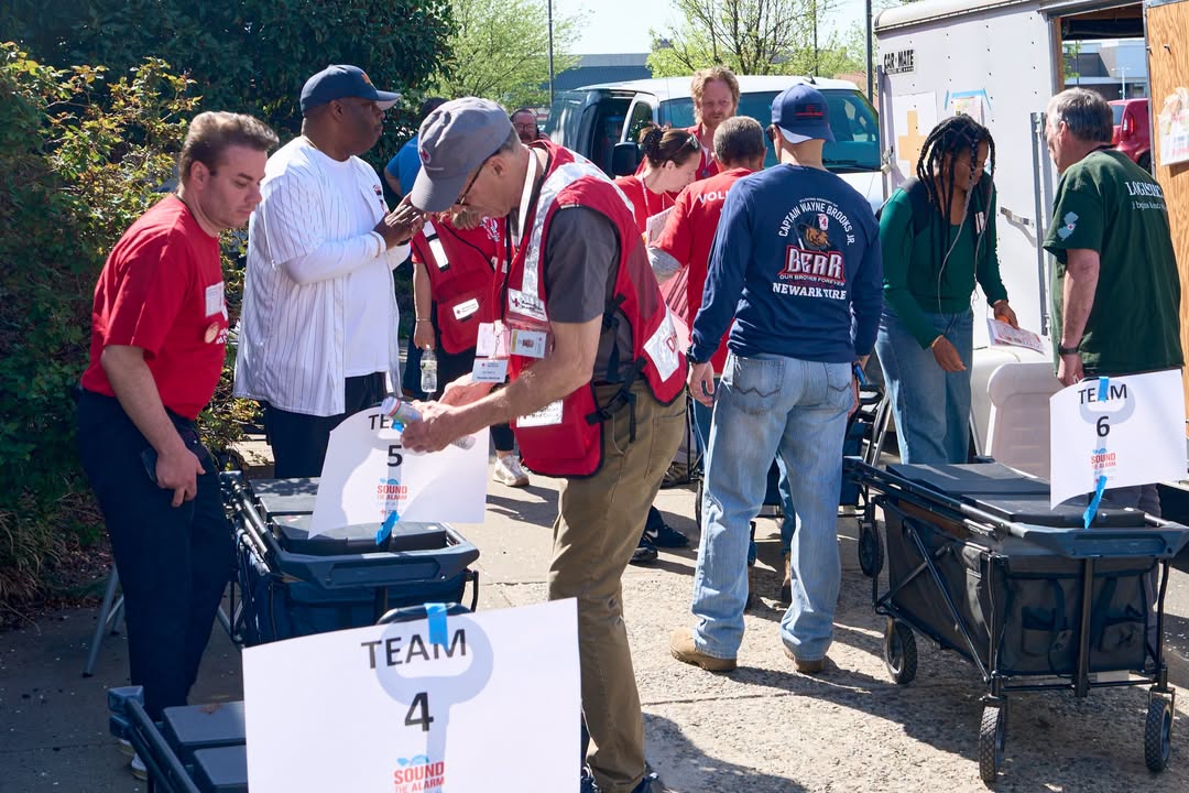 NJRedCross's tweet image. During today’s Sound the Alarm event in the @CityofNewarkNJ, 60 free smoke alarms were installed, helping make 70 Newark homes safer. Big thanks to all our Red Crossers and Newark Fire Division #firefighters for making it such an amazing day! Photos: rdcrss.org/3OOB6pt