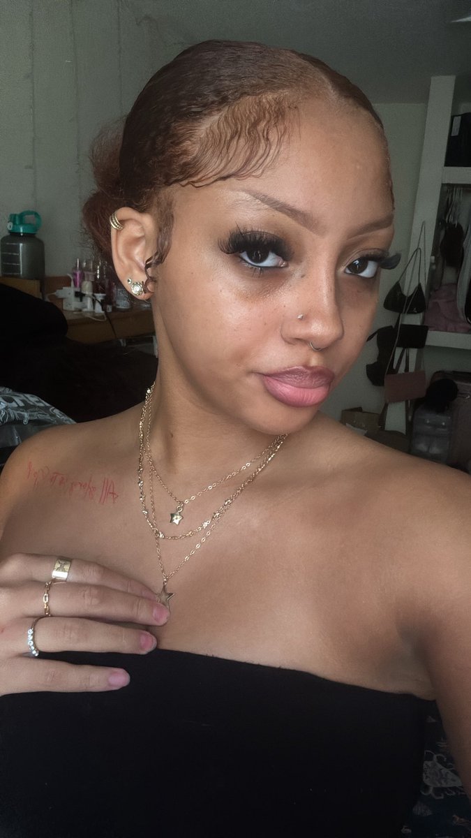 r3ddsir3n's tweet image. Pull on my bun while you drop money on me fucking loser ‼️#paypig #findom #sugarbaby #tease