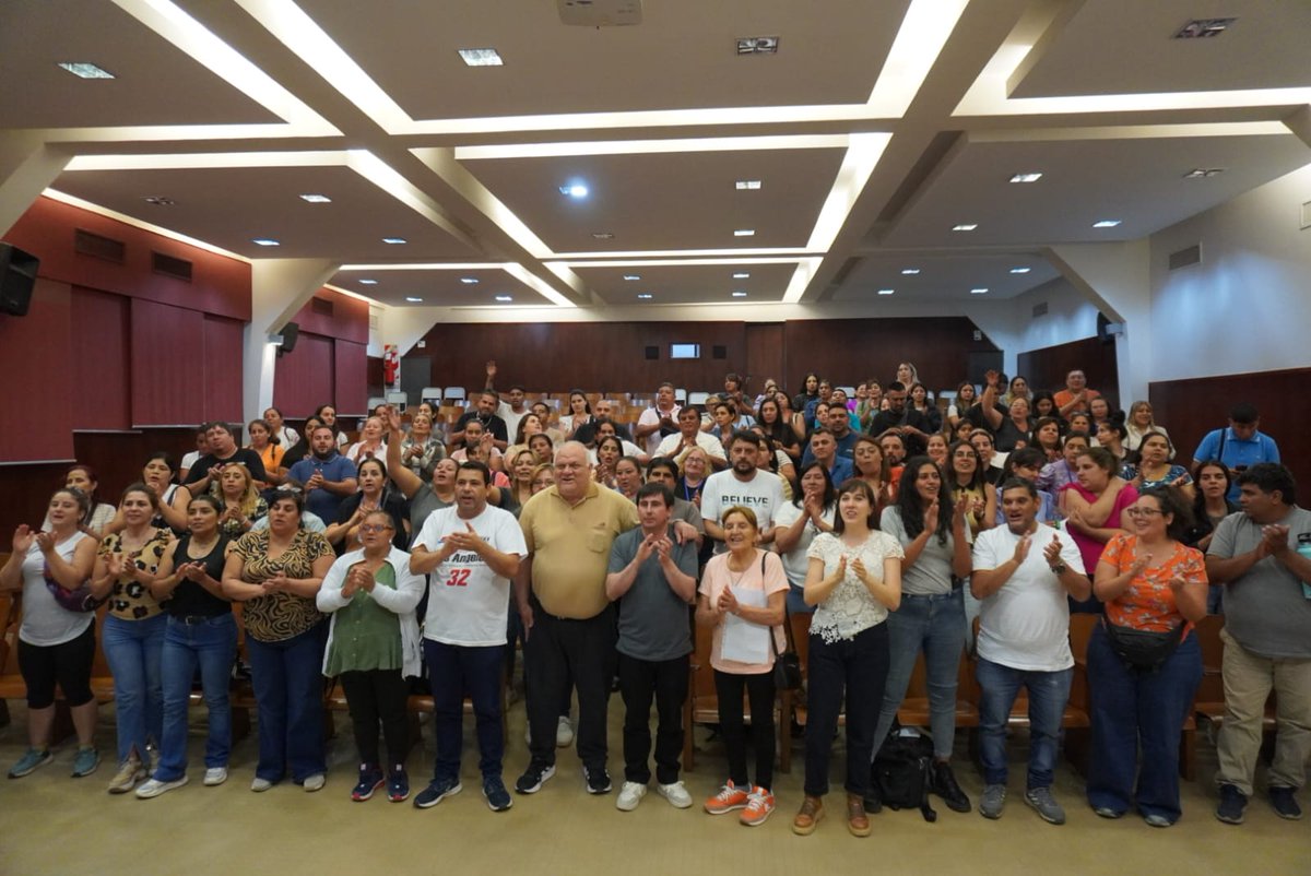 FEDEMASSOTUC's tweet photo. @OsvaldoJaldo Con nuevas generaciones y la experiencia de siempre, trabajamos para que el gobierno de Osvaldo Jaldo continúe transformando la vida de los tucumanos. ¡Por 4 años más de gestión con sensibilidad social!
#LibresDelSur #Tucumán #FedericoMasso #GestiónJaldo #Política https://t.co/9FHyDOHKUg