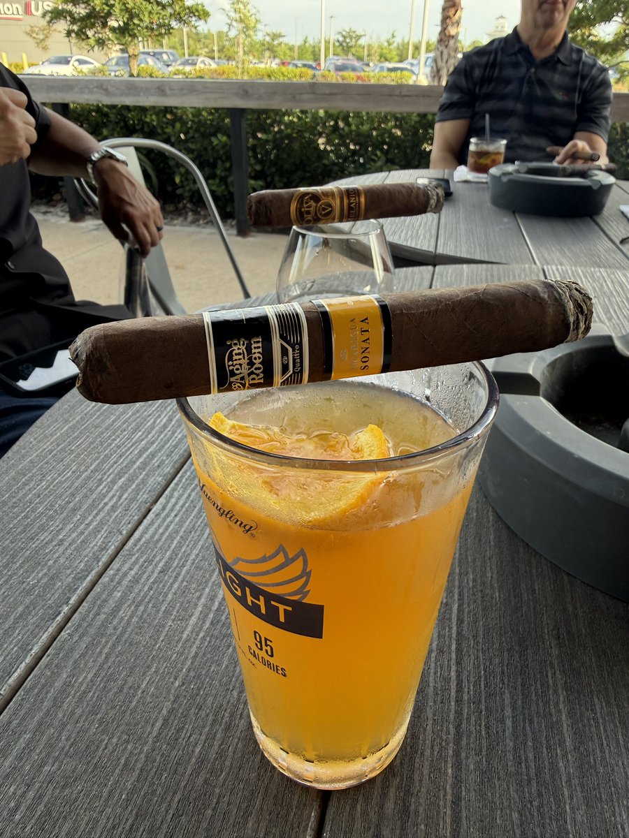 CSOCigarClub's tweet photo. Kicking back this Saturday evening with friends, good sticks, good laughs and no complaints. @RafaelNodal @AgingRoomCigars https://t.co/B4Nucjbipv