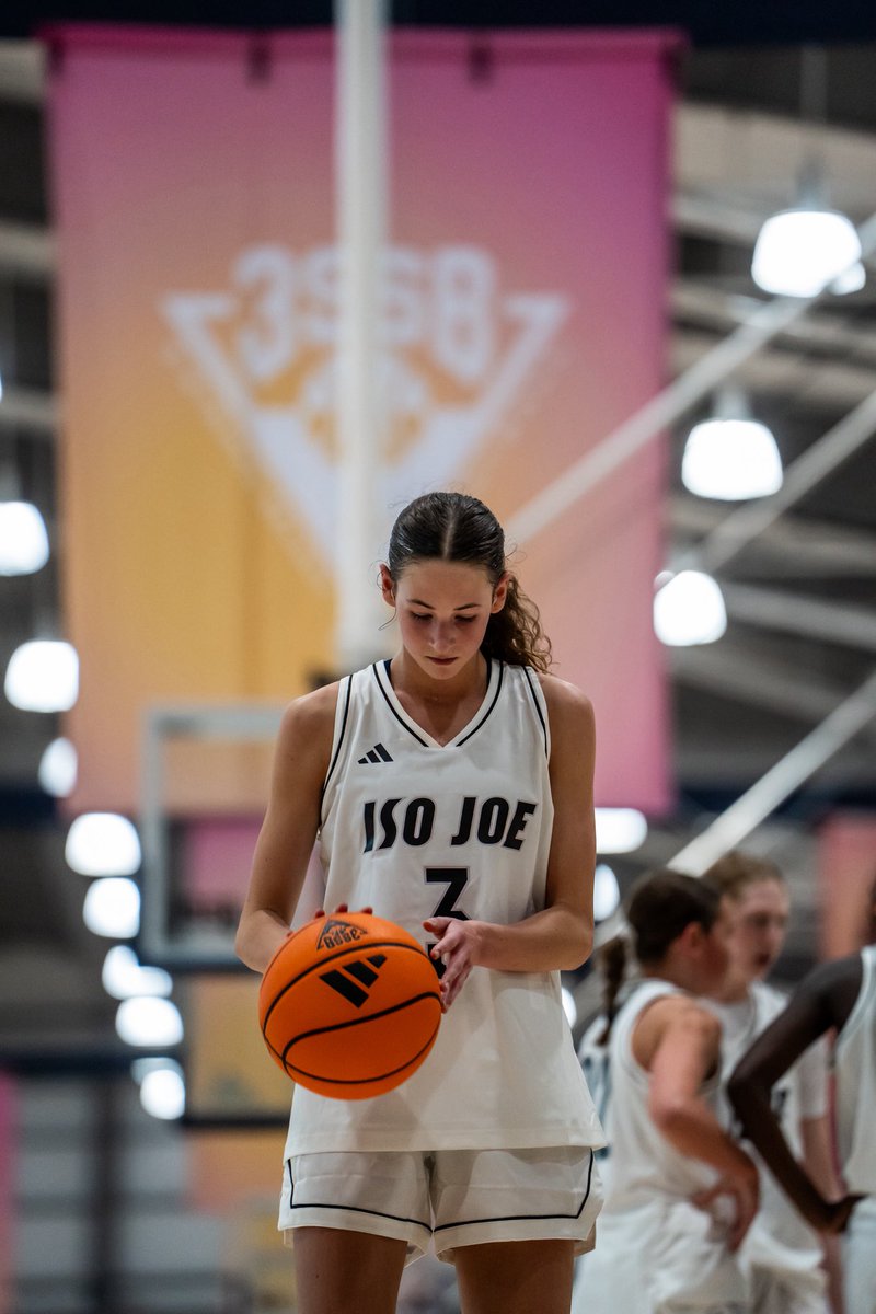 TeamIsoGirls's tweet photo. Production meets control.

Erin Akins. 
Top 3 in scoring.
Top 3 in assists.

3SSB. 3 games in.

Impacting the game getting a bucket or setting it up for someone else. 

This is what real combo guard play looks like.

#JustUs | #DevelopmentOverEverything https://t.co/1n7Cuz78pD