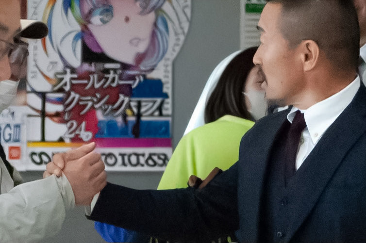 全部終わって控室に戻る途中
なかなか話しかけられないシャイな地元のお父様達とハイタッチしたり
握手したり