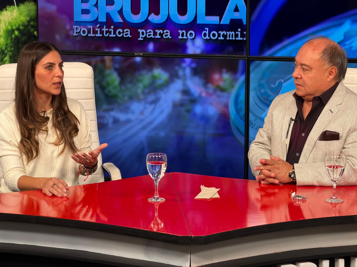 CalvoJorgecalvo's tweet image. #BRUJULA🎥📸
JC: ¿Quién envió el proyecto de Reforma Electoral?
@PauBenavidesok: Lo presentaron los diputados, es un proyecto que por supuesto se lo va a analizar desde el gobierno de la provincia, pero quienes deben debatirlo son los legisladores.