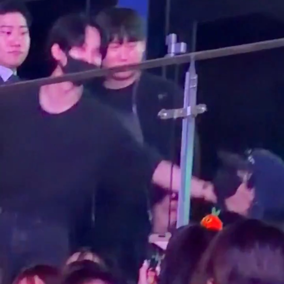 그니까 이 모든 순간이 이해가안간다는거야

1. 냅다얼굴쪽으로가버려서 모자랑 부딪힘
2. ㅈㄴ키스세요
3. 가는정안이 팔 쓰다듬기
4. 그런 조슈하 웃으며 뒷목쓰다듬기

그니까윤홍저텐션감뭐임?나존나얼타요
