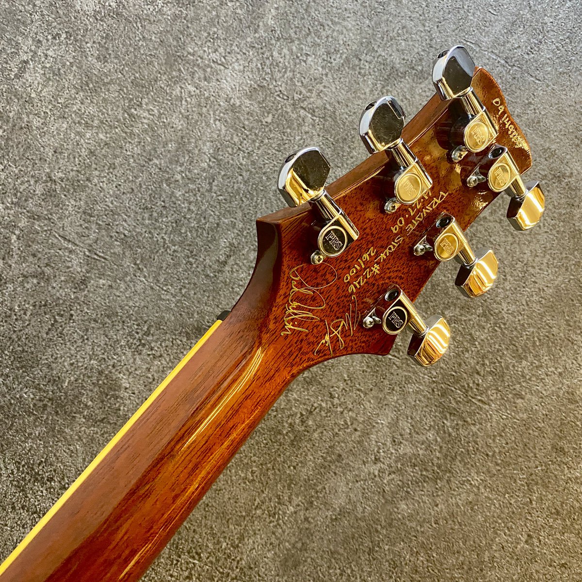 Stereon_Music's tweet image. Heartのギタリストとして名高いハワード・リース氏が持つPRS Golden Eagleを再現したモデル！
全世界100本限定！

クトリーサンタナヘッドシェイプ、マザー・オブ・パール イーグルヘッドインレイ等々… 

Paul Reed Smith(PRS) Private Stock Howard Leese Golden Eagle 26/100

#paulreedsmith #prs