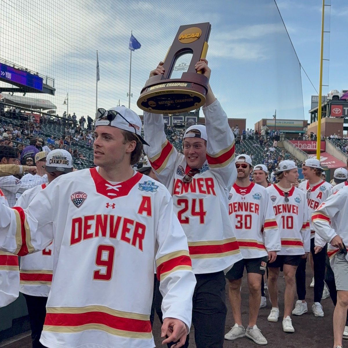 DU_Hockey's tweet image. Night at the ballpark with the @Rockies 

#GoPios