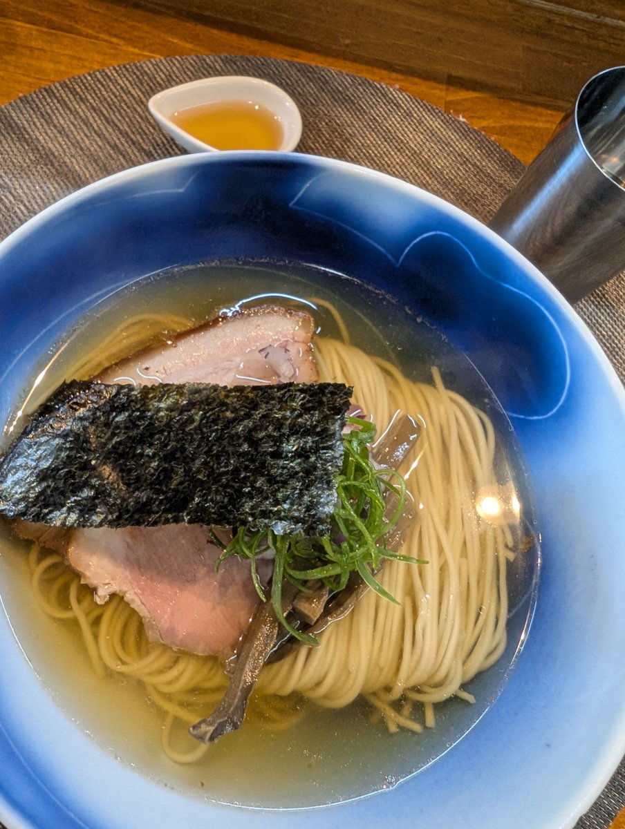 最近　体調よくないけどラーメン食す比率上がってて😅

またまた　太田　千茶屋　さん
かわいい後輩㊚連れて行きました

アゴだし塩らーめん🍜
中部出身の後輩には「塩らーめん」をまず薦めました♪

大絶賛してスープ完飲みしてました〜👌
オレも嬉しかった😁