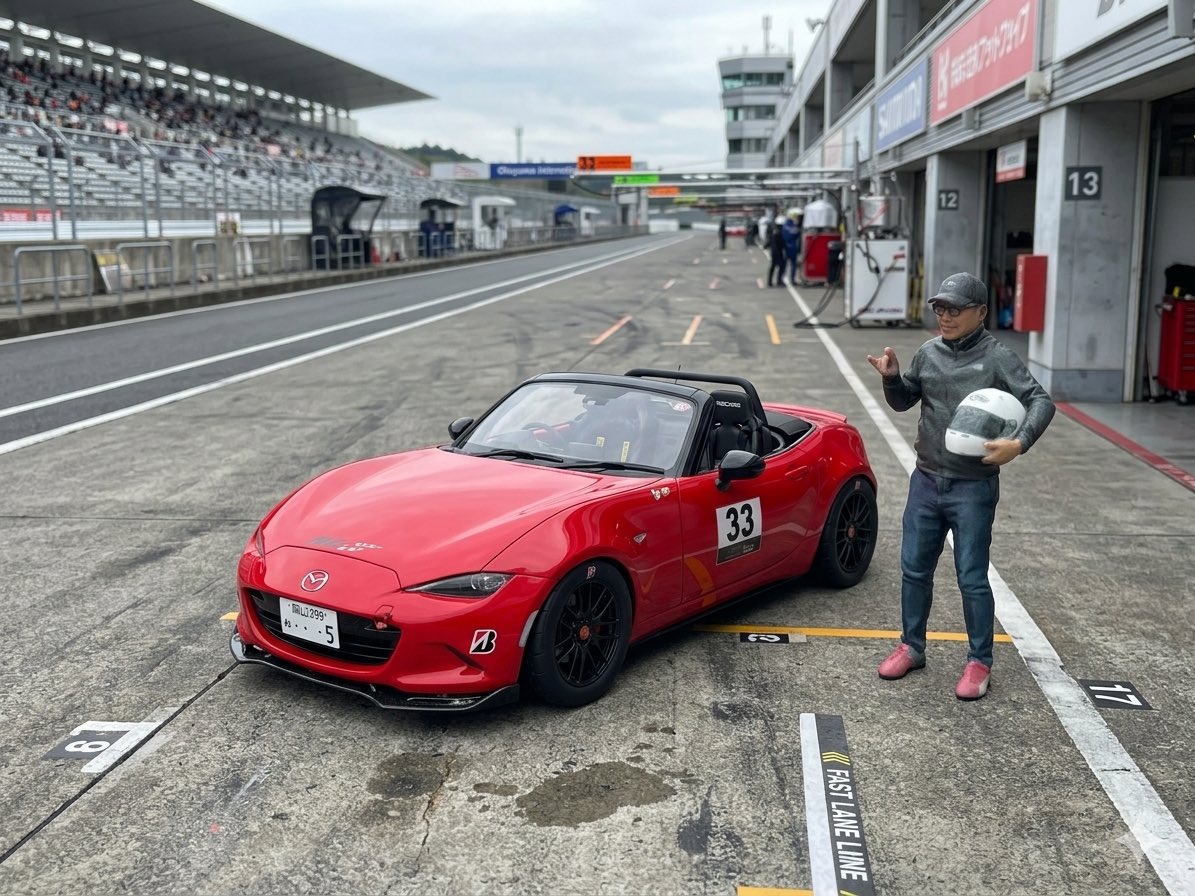AIに岡山国際サーキットを背景にしてってお願いしてみました。
こんなだったかなぁ
助手席もフルバケにしてくれてますw