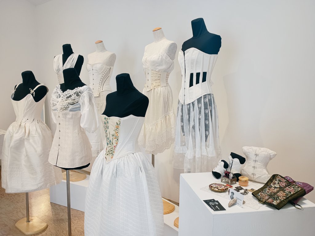 irorimura2005's tweet photo. ＼4日目／

▶corset 8　－ corset －

[kigotoe]　きごとゑ
[Fluorite]　Izumi.
[CODE:CRONOSS]　シエロ
　
本日も12：00〜19：00 でお待ちしています、是非お越しください😊
※明日は最終日で17：00まで

会場┃イロリムラ８９α
大阪市北区中崎1-4-15
#corset https://t.co/bJ1ZNVs6tX