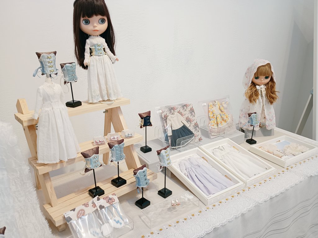 ＼4日目／

▶corset 8　－ corset －

[kigotoe]　きごとゑ
[Fluorite]　Izumi.
[CODE:CRONOSS]　シエロ
　
本日も12：00〜19：00 でお待ちしています、是非お越しください😊
※明日は最終日で17：00まで

会場┃イロリムラ８９α
大阪市北区中崎1-4-15
#corset