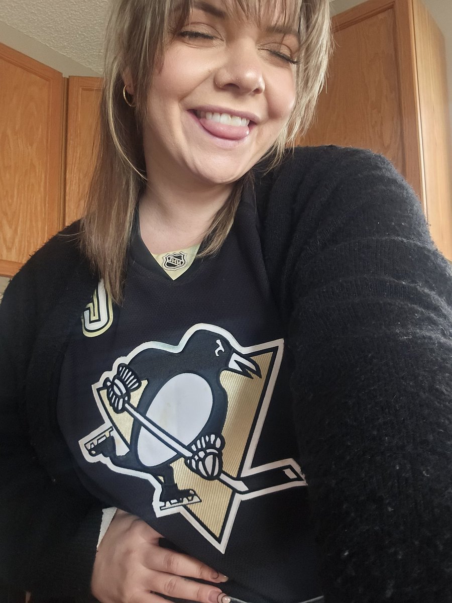jennawinterburn's tweet photo. #Oilers start on Monday but first... #GoPensGo 🐧
#StanleyCupPlayoffs https://t.co/J7Rtvpkjre