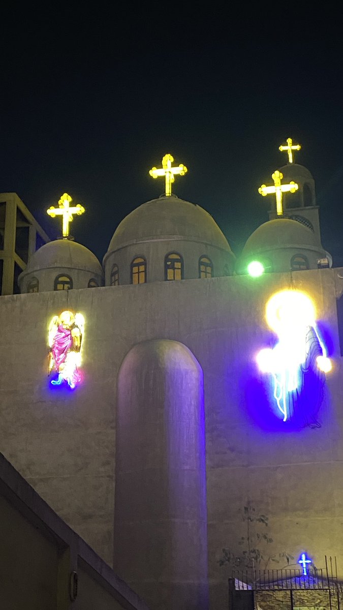 حمام فاخر فيه اباجورة tweet media