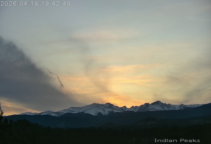 BoulderCAST's tweet image. We got several questions this evening asking if there was a fire in the Mountains based on some interesting looking clouds streaming into the Denver area. Nope, those are just clouds folks! For today at least, it's not a fire! #COwx #denver #colorado